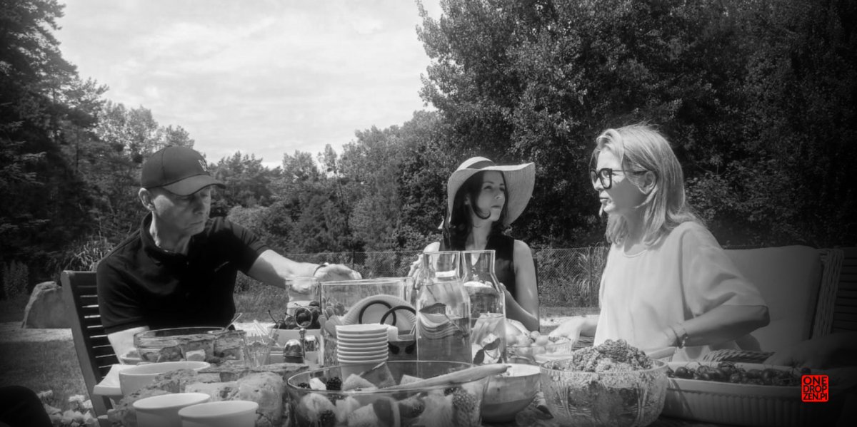 Wspólne śniadanie w ogrodzie